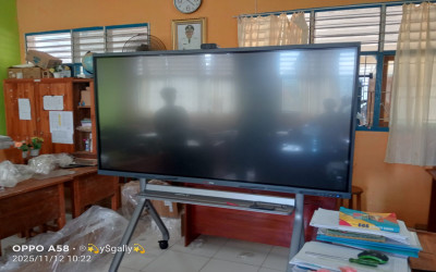 SMP Negeri 42 Buton Terima Bantuan Interactive Flat Panel dari Mendikdasmen